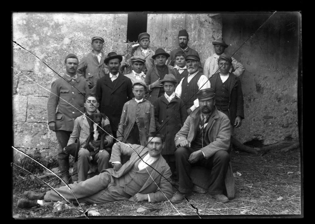 Paolo Orsi con un gruppo di operai in una pausa durante gli scavi a Eloro (1900). Negativo su lastra di vetro, 130x180 mm conservato presso l'Archivio fotografico della Soprintendenza di Siracusa (Italia)
